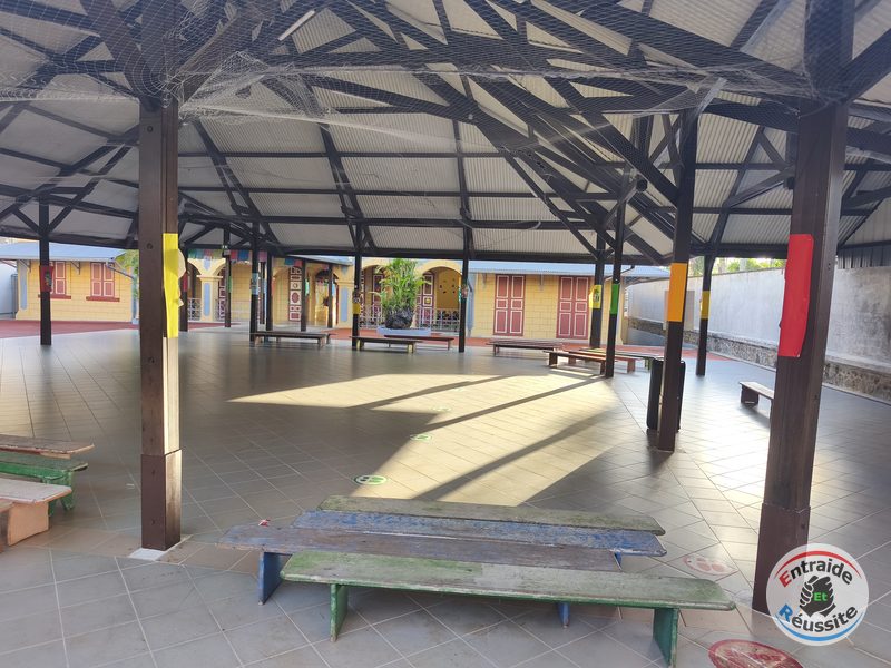Le préau de l'école maternelle Joséphine Horth avant la représentation
